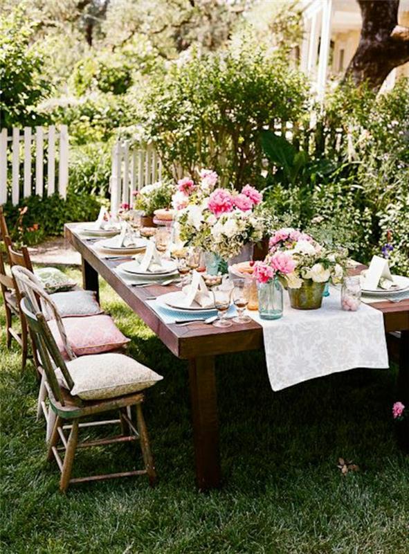 bords-löpare-vita-blommor-på-trä-trädgården-bords-stolar-bords-set