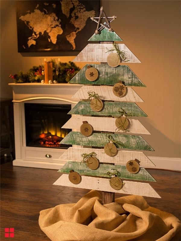 vlastnoručná výroba vianočných dekorácií, dekoratívne lepenkové gule, drevený strom z dosiek, biely krb, borovicový veniec, mapa sveta