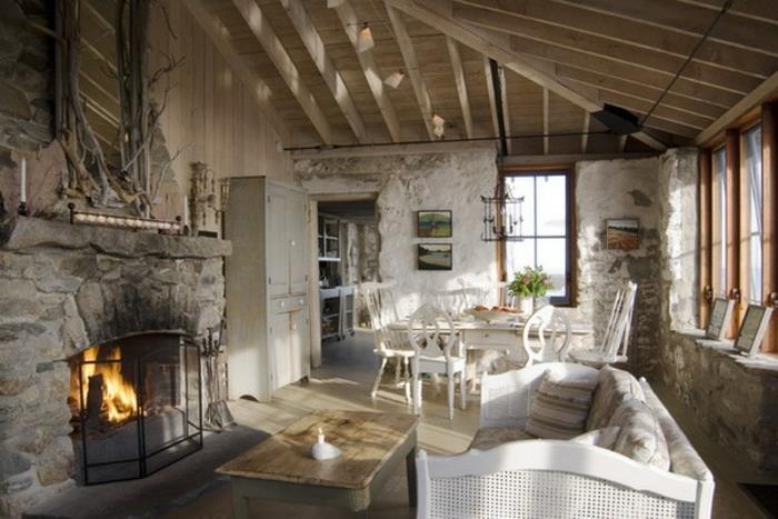 elegant lantlig inredning med rustika accenter, vit soffa, ljus parkett, lågt träbord, öppen spis i sten, ljus parkett, vintage träbord