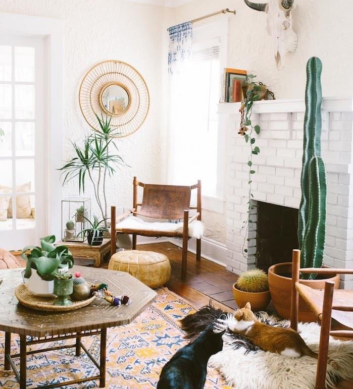 biely krb, orientálny stôl, drevené a kožené stoličky, črepníkový kaktus a ďalšie nápady na pestovanie zelených kvetináčov v interiéri, exotický bohémsky dekor