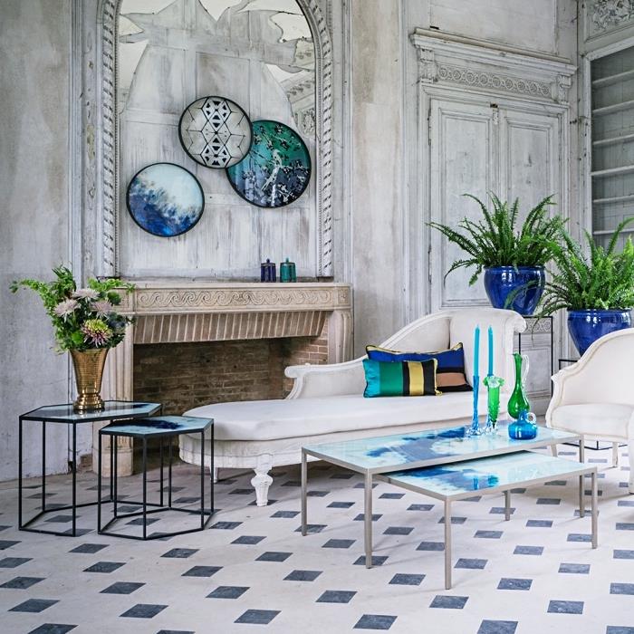 exotika vo veľkej obývačke s vintage stenami zariadenou etnickými prvkami v tyrkysovej zelenej a modrej farbe