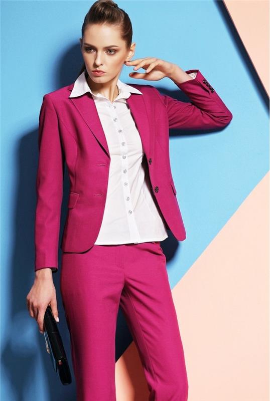 hur man matchar färgerna på hennes kläder för kvinnor, professionell klädstilstil i rosa kostym