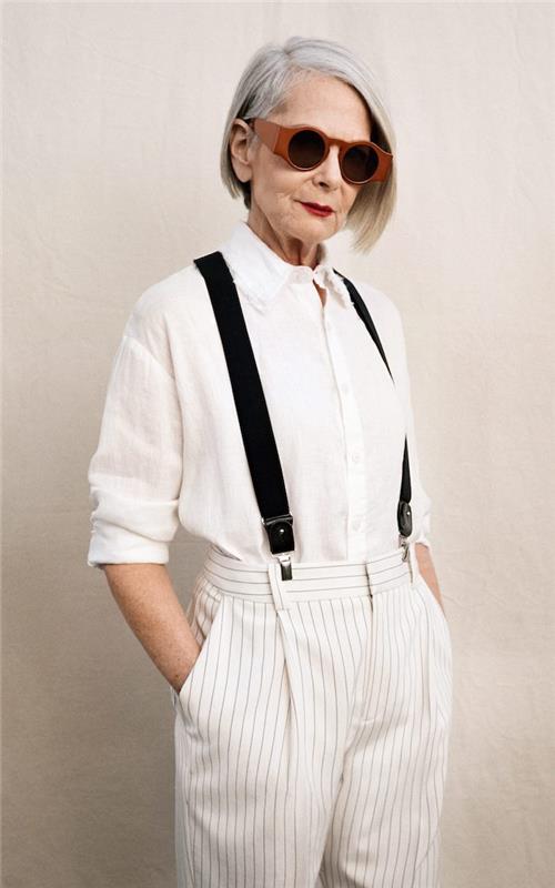 vit skjorta och vita byxor med tunna svarta ränder och hängslen idé modern look kvinna 60 år fyrkantig kvinna 60 år