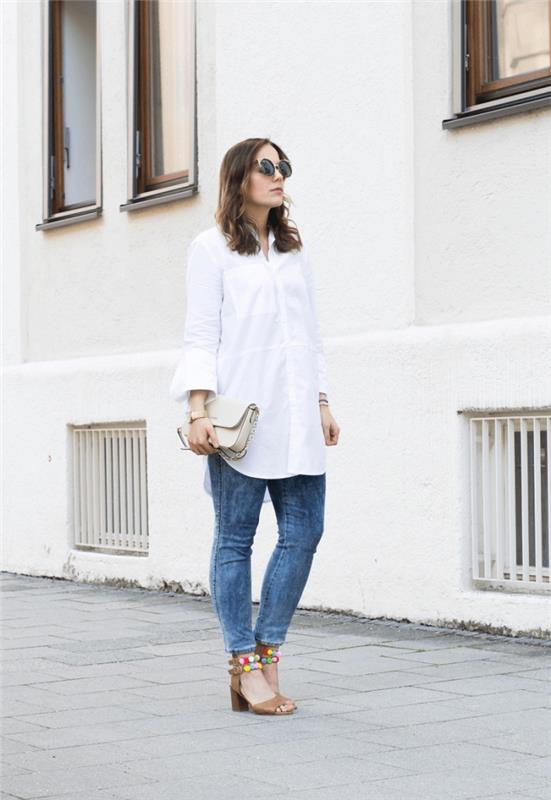 nápad na ženský outfit v bielej košeli s džínsami a sandálmi na béžovom podpätku upravenej so strapcami