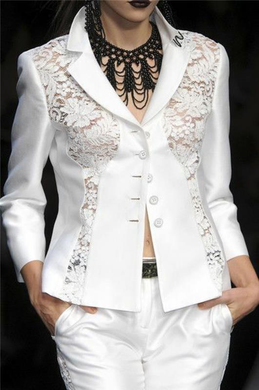 damskjorta med elegant vit spets med vita byxor och svart barockhalsband