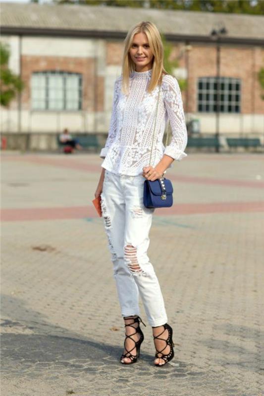 vit damspetsblus med rippad ljusblå denim med stilettklackar urban chic look