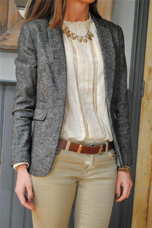 spetsblus med jacka i grå elegant tweed som bärs med byxor i beige