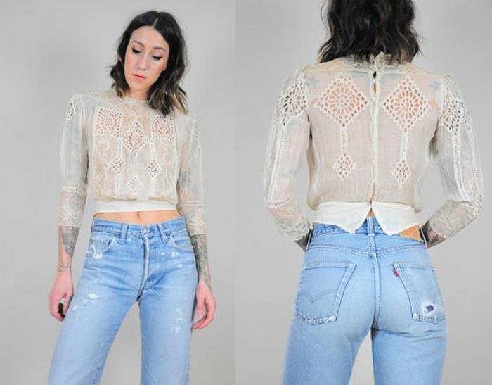 genombruten spetsbluslängd över naveln som bärs med blå denimjeans