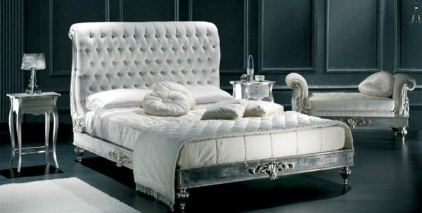 الفضة الباروك بجانب السرير