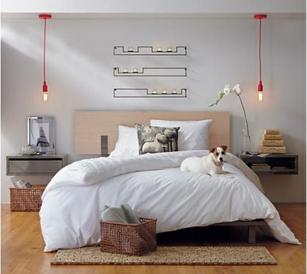säng-hängande-vägg-dekoration-och-två-hängande-lampor-industri-design