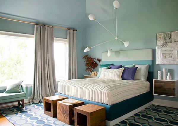 hängande-säng-och-en-extravagant-vitt-ljus-i-ett-sovrum