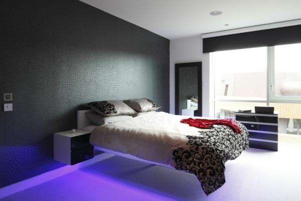 säng-hängande-en-flytande-säng-lila-belysning