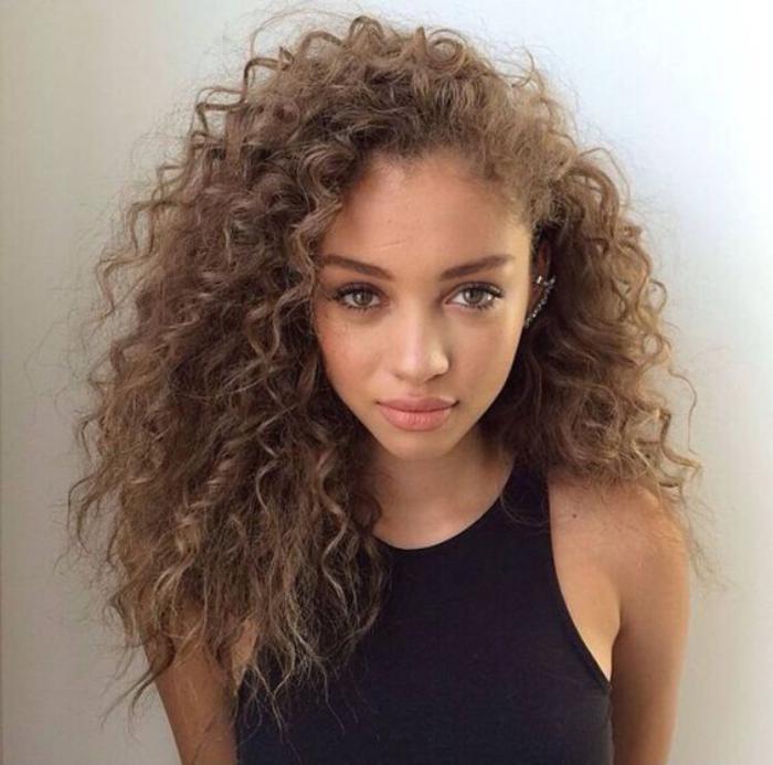 lockigt-hår-vackert-lockigt-hår-afro-stil-mode