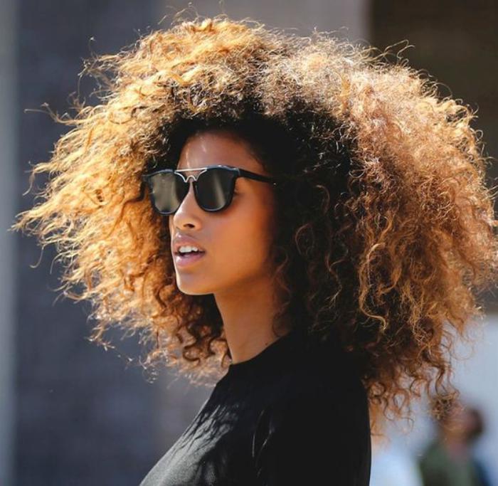 lockigt-hår-frisyr-tight-lockar-hår-moderna-afro-frisyrer