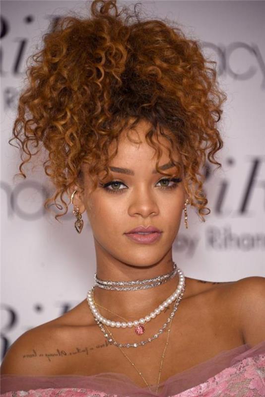 lockigt-hår-frisyr-lockigt-hår-från-Rihanna