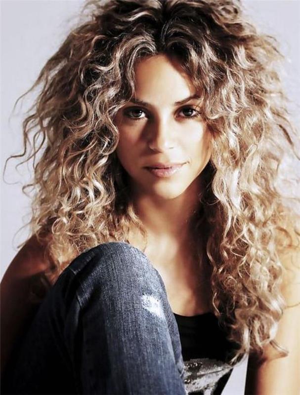 lockigt-hår-rufsigt-ser-Shakira-och-hennes-magnifika-hår