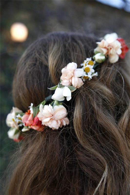 brunt hår-krans-blommor