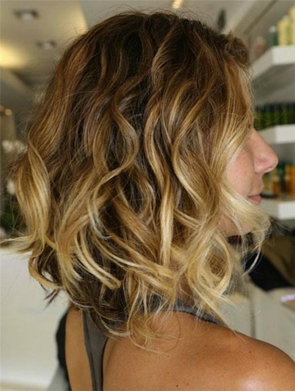 stredne krátke vlasy-žena-balayage-blond-zostrih-ženy-krátke