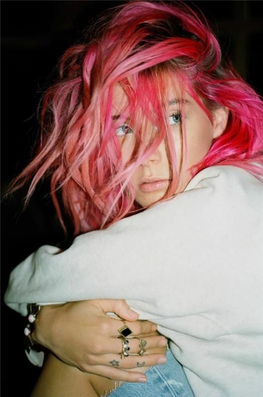 rosa-hår-rebellisk-frisyr-hallon-färgat-hår