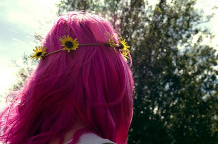 الشعر الأرجواني الوردي ، الطبيعة ، إكليل الزهور الصفراء ، فتاة الشعر الوردي الداكن