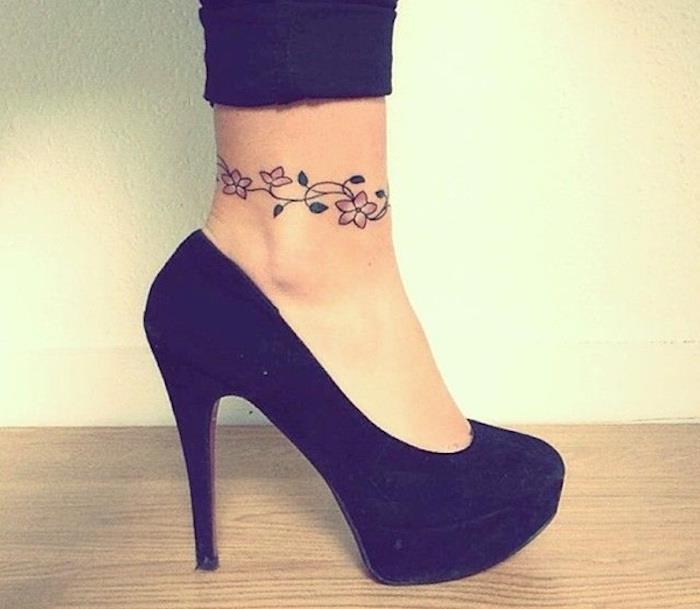 kresba členkový náramok tetovanie kvetina obklopujúca nohu šperkový štýl