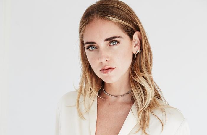 Farba vlasov pre modré oči, účes celebrity Chiara Ferragni, príklad blond balayage na svetlo hnedej