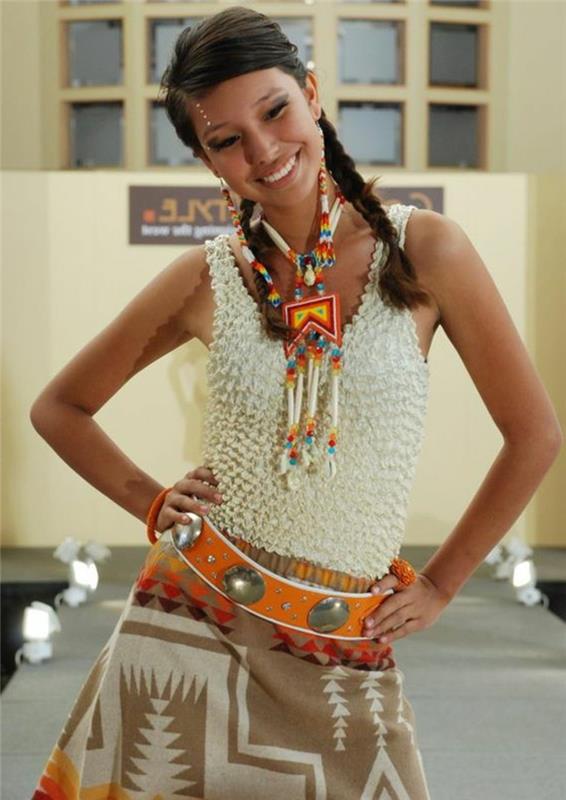 etnisk chic, etnisk kjol, original vit undertröja, etniska smycken