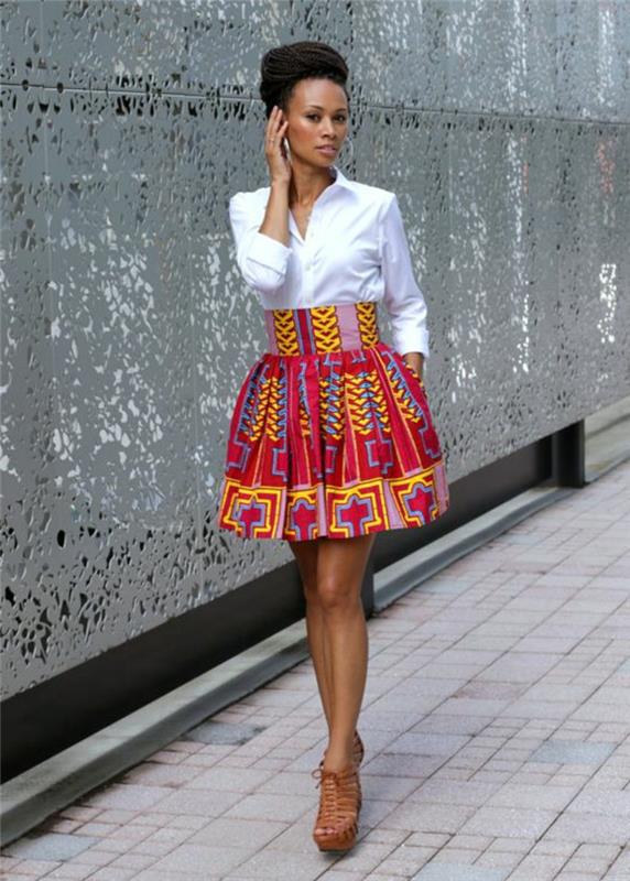 etnisk chic klocka kjol, vit skjorta, omfattande bulle, bruna sandaler