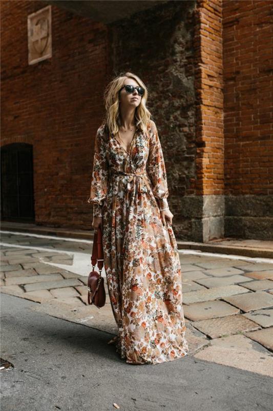 etnisk klänning i zigenartyp, vackert blommigtryck, urban bohemiskt elegant utseende