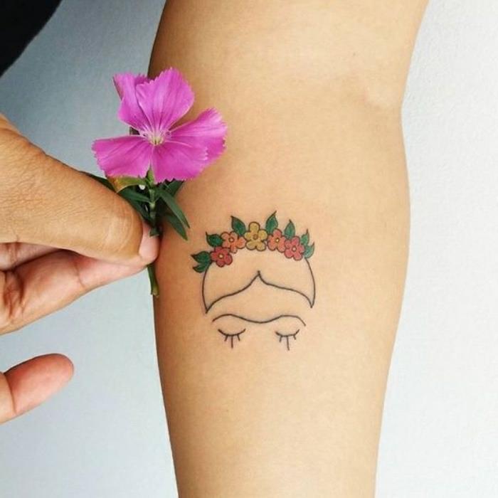 Minimalistické tetovanie, tetovanie na predlaktie, originálny obrázok tetovania, tetovanie frida kalo s korunou kvetu