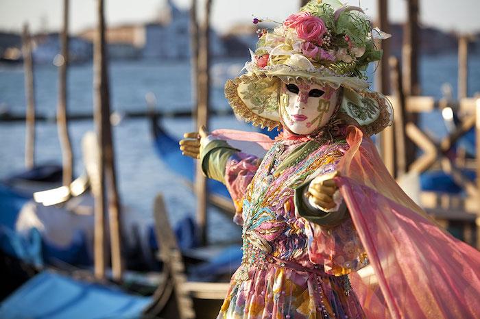 Venedig karneval färgstark kostym, hatt med konstgjorda blommor, klänning med slöjor, venetiansk mask