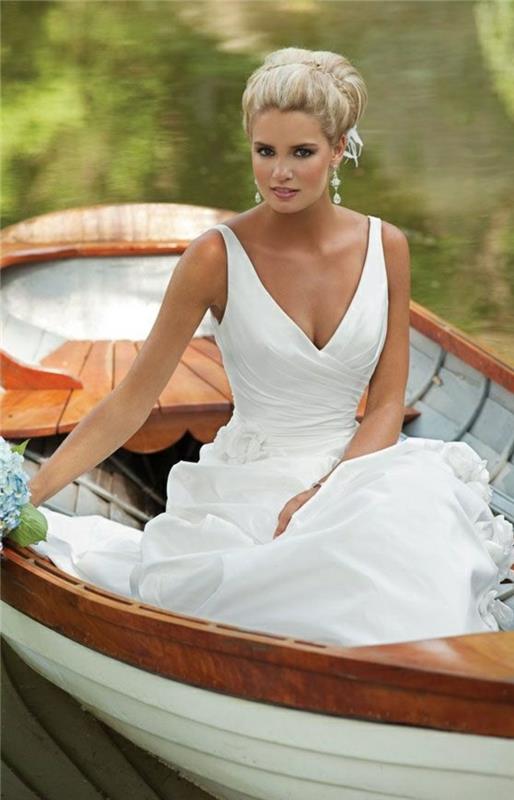 šik-svadobné-šaty-jednoduché-čipky-romantické-jazero-pri-jazere