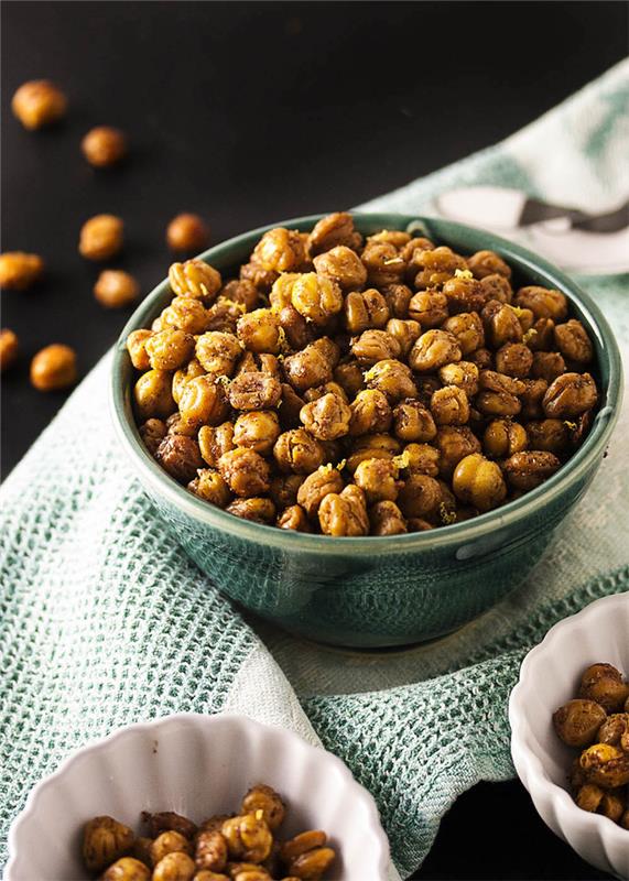 bakade kikärter, inuti en grön skål, vegetariska aptitretare fingermat, grön handduk