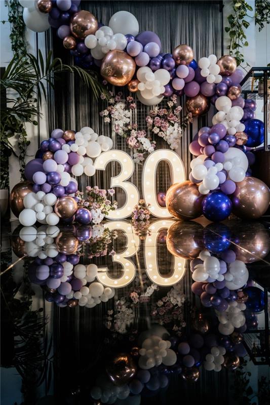 dekoration för en oförglömlig 30 års födelsedag, födelsedagsfotobooth hörn med podium och ballonger