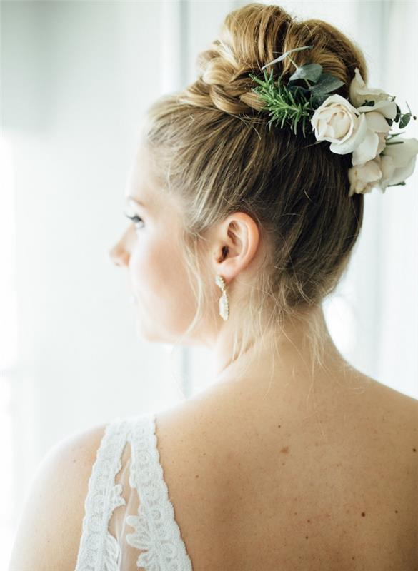 hög flätad bulle, exempel på en klassisk bulle omgiven av en fläta och en slips i färska blommor