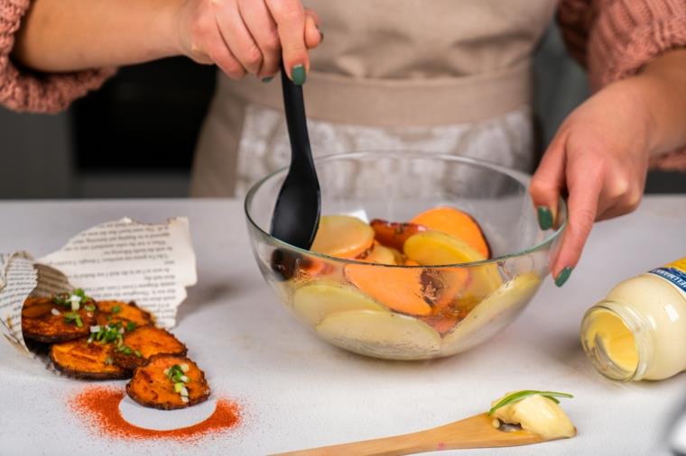 Mescolare the potato con un mestolo, barattolo di maionese, potato al forno a fette