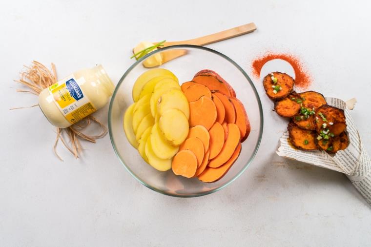 Patate al forno a fette, ciotola con patate dolci tagliare, barattolo di maionese