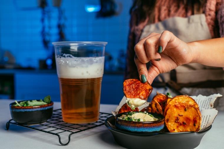 Zemiaky pripravíme, ponoríme do nich zemiaky nella maionese a bicchiere di birra