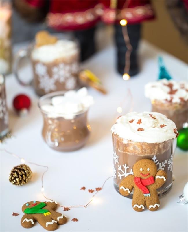gourmet varm juldrink, varm choklad med julkryddor, toppvispad grädde och pepparkakschips