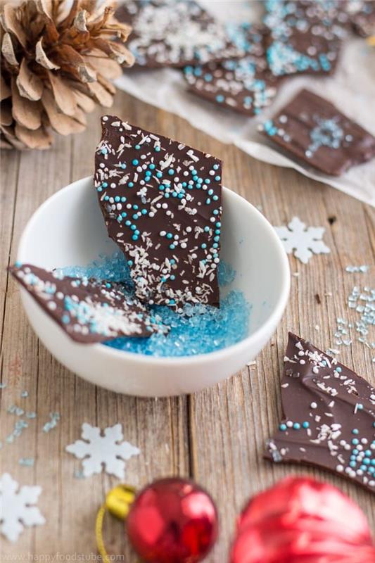 julsnödrottningchoklad med färgglada bollar och riven kokosnöts noxi hemlagad chokladdekoration snödrottning