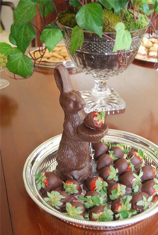 DIY veľkonočné dekorácie Veľkonočné tvorenie myšlienok jednoduchý čokoládový zajačik držiaci čokoládové jahody