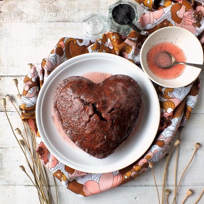 recept na romantickú domácu sladkú večeru s horkou čokoládou a jahodovým sirupom, romantický mini čokoládový srdiečkový koláč