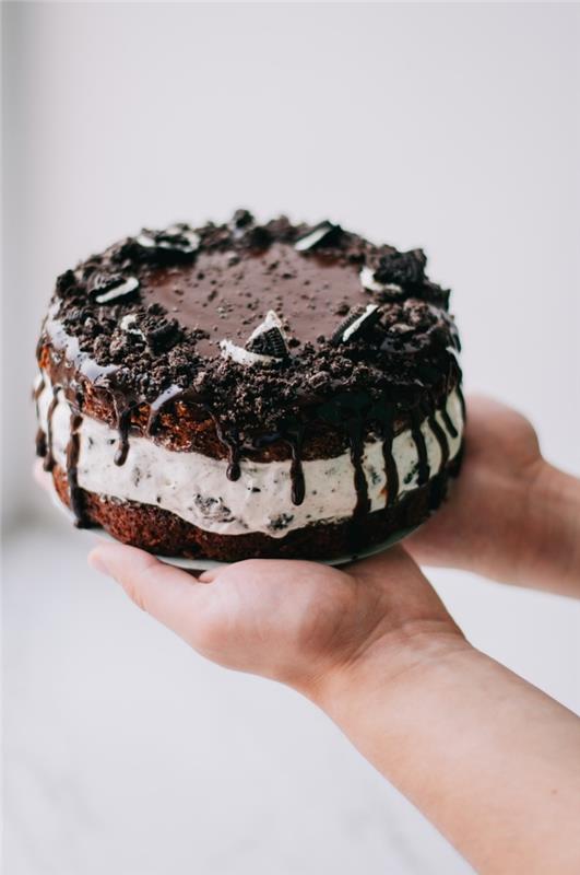 recept na malý koláč Oreo k valentínskemu menu, príklad okrúhleho koláča s piškótami z tmavej čokolády a oreo krémom