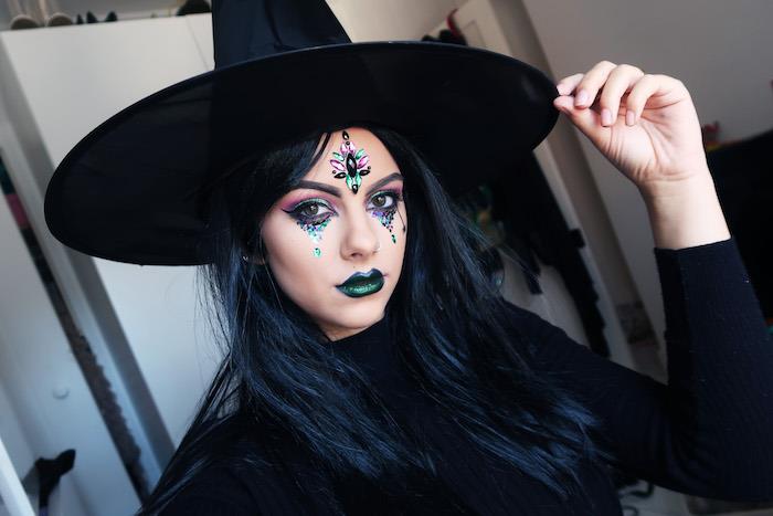 hur man gör sin halloween -häxmakeup, ritar färgglada tårar, ögonmakeup blå och lila ögonskuggor, grönt och blått läppstift