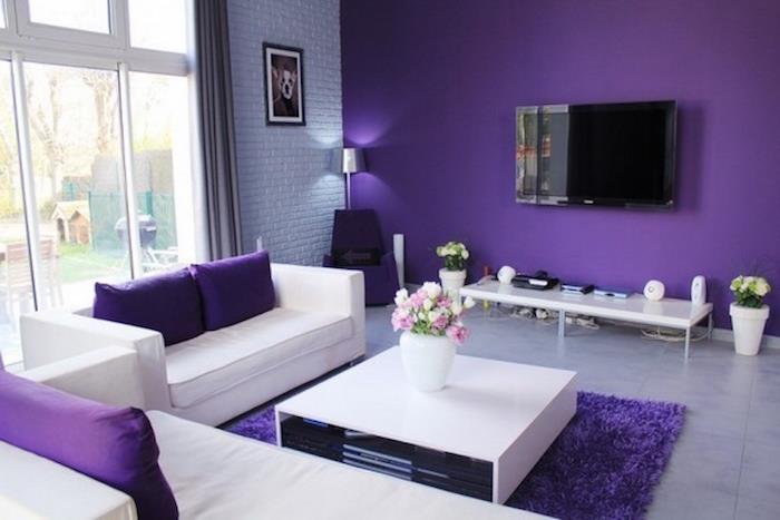 moderná fialová obývačka, ako vyzdobiť obývačku, tmavofialová farba na stenu