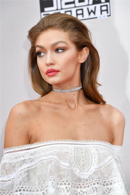 elegantný nápad účesu celebrity Gigi Hadid, príklad, ako urobiť dobrý večierok, objemné vlasy sčesané dozadu