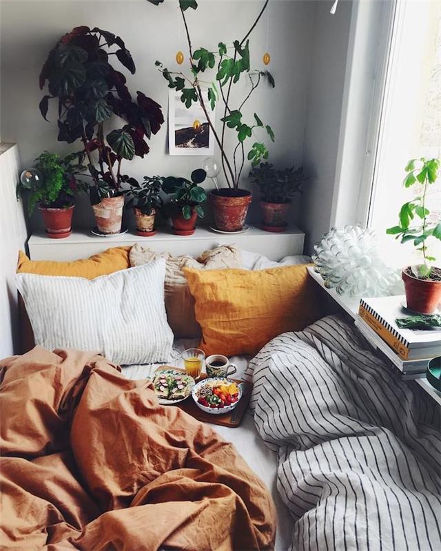 Útulná posteľ s úložným priestorom na čelo zelených rastlín, inšpirovanou výzdobou spálne Tumblr a dekoráciou spálne pre dospelých