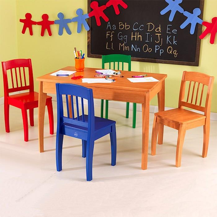 Herňa, farebná stolička a stôl, výroba nábytku, dodajú použitému nábytku nový život
