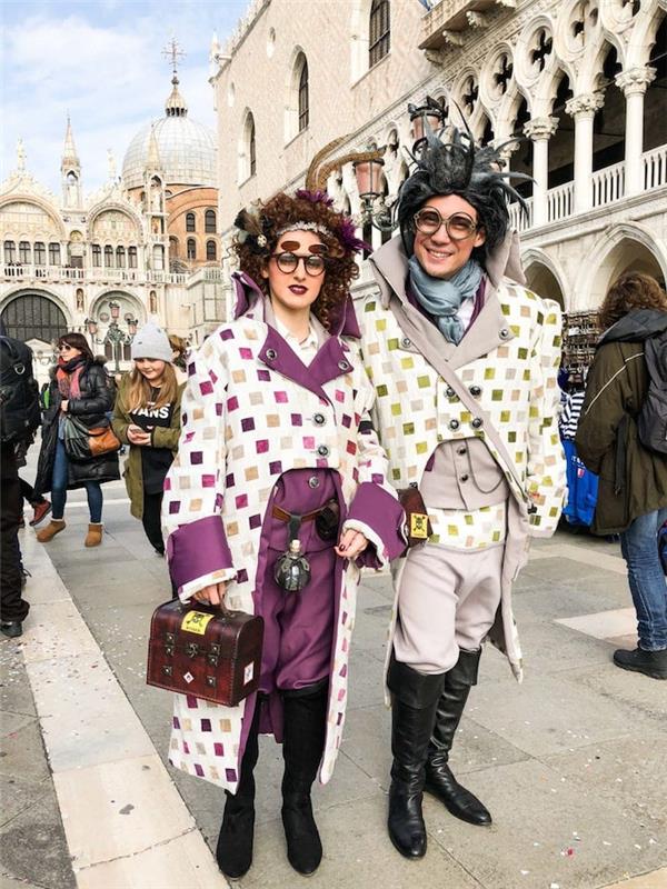 Hipsterpar i Venedig med excentriska dräkter, idé för karnevalsklädsel, val att klä sig bra