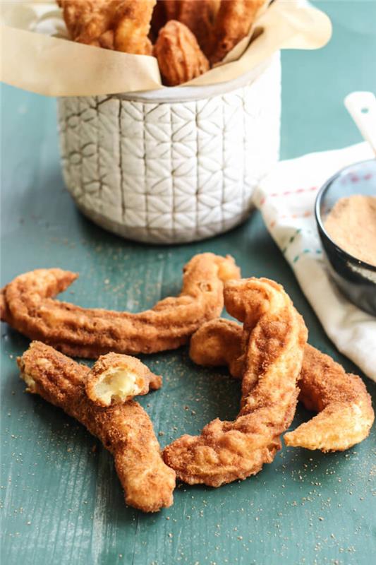 stekt churros, inuti en vit skål, vegetariska aptitretare fingermat, blått träbord